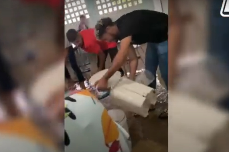 Em Conceição, chuva inunda escola estadual, e alunos retiram água das salas com rodos. Veja vídeo
