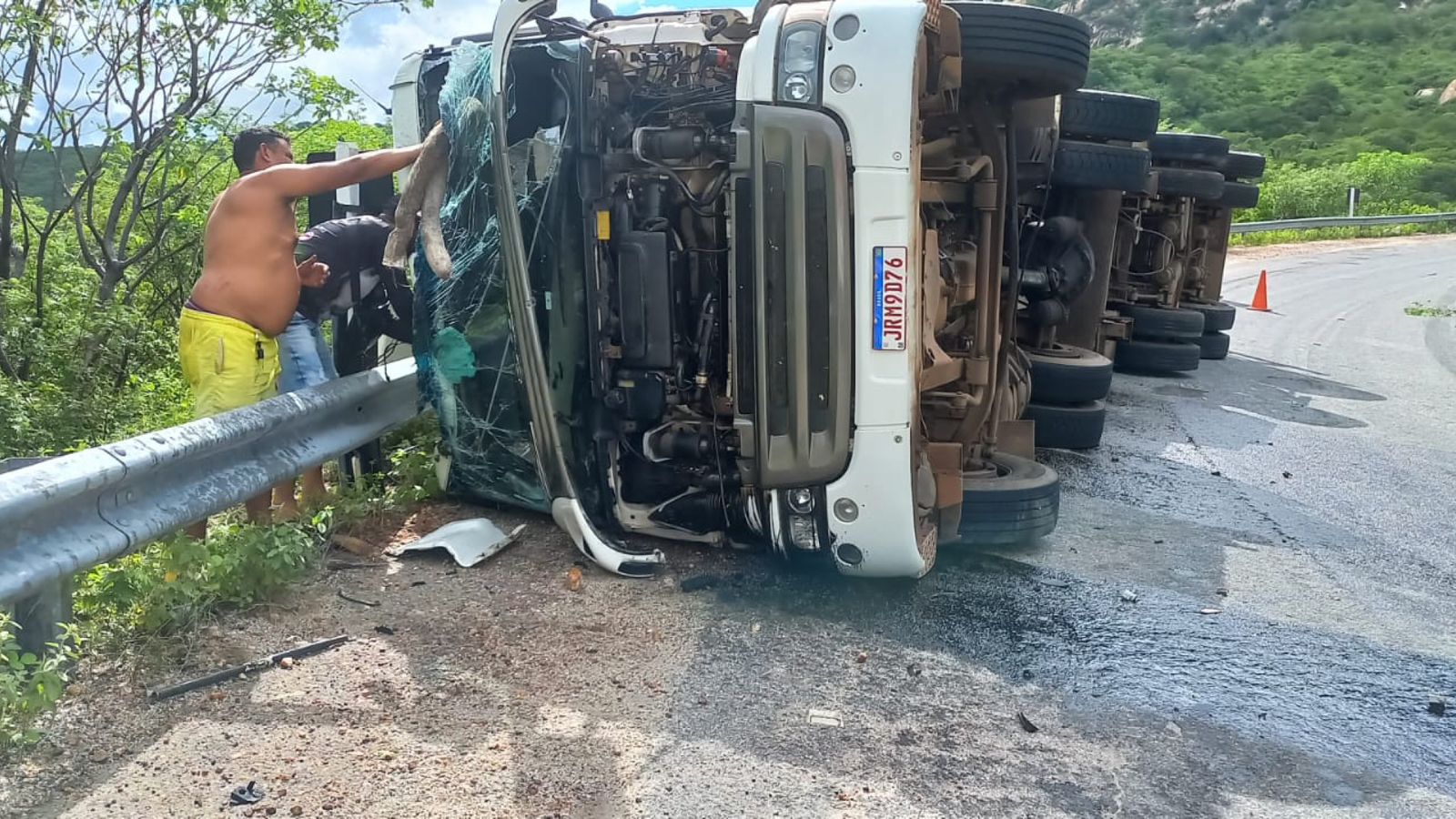 Acidente envolvendo carreta é registrado na Serra de Teixeira na manhã desta quarta-feira (22). Vídeo mostra resgate de motorista. Veja