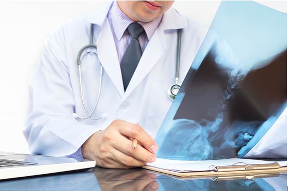 Vereador cobra celeridade da Saúde Municipal para os exames de imagem. Assessoria esclarece que oferta continua atendendo as prioridades. Ouça