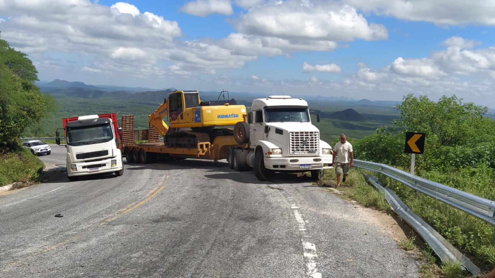 Duas carretas enguiçam na Serra do Teixeira na manhã desta quinta-feira (23), e trânsito fica totalmente bloqueado