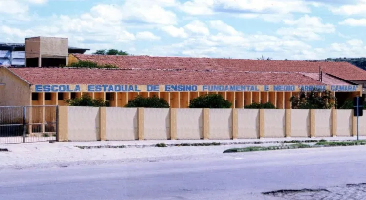 Professores prestadores de serviço do 5° Itinerário da Escola Estadual Arruda Câmara, em Pombal, denunciam que salários do mês de janeiro estão atrasados