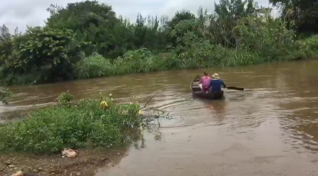 Com cheia de rio, moradores de comunidade em Diamante passam a depender de canoas