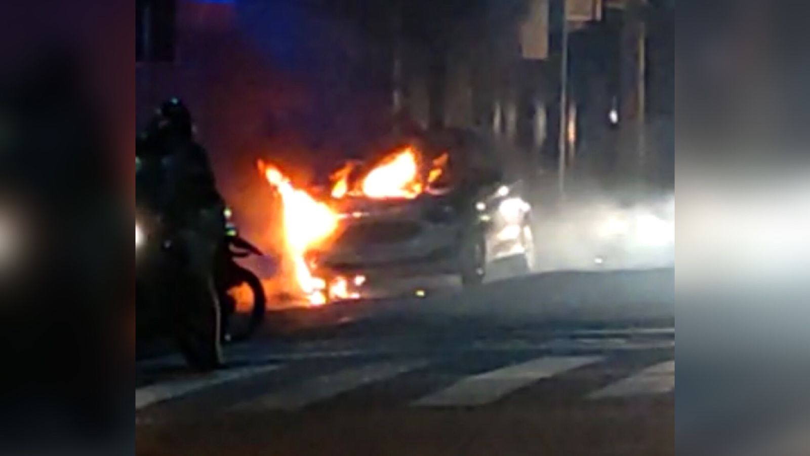Carro pega fogo na noite desta quinta-feira (23), no Centro de Patos, mas Corpo de Bombeiros age rápido e controla incêndio; subcomandante comenta ocorrência. OUÇA