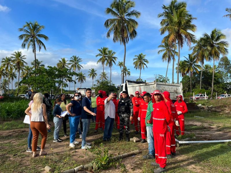 Polícia destrói casas de luxo em operação de reintegração de posse de áreas invadidas por empresários, em João Pessoa