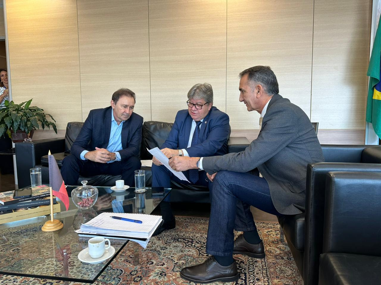 Em Brasília, João Azevêdo se reúne com ministro Waldez Góes e solicita conclusão das obras da adutora do Pajeú, que beneficiará cidades da região da Serra do Teixeira