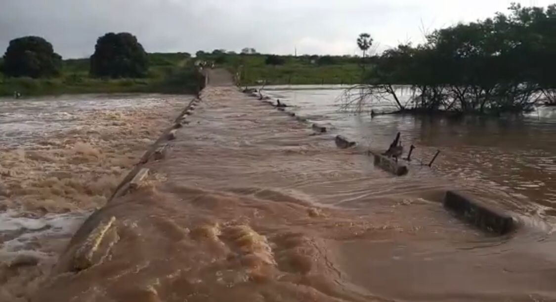 Rio Barrento, em Catingueira, principal afluente do Açude do Cego, amanhece em cheia neste sábado (25). Veja vídeo