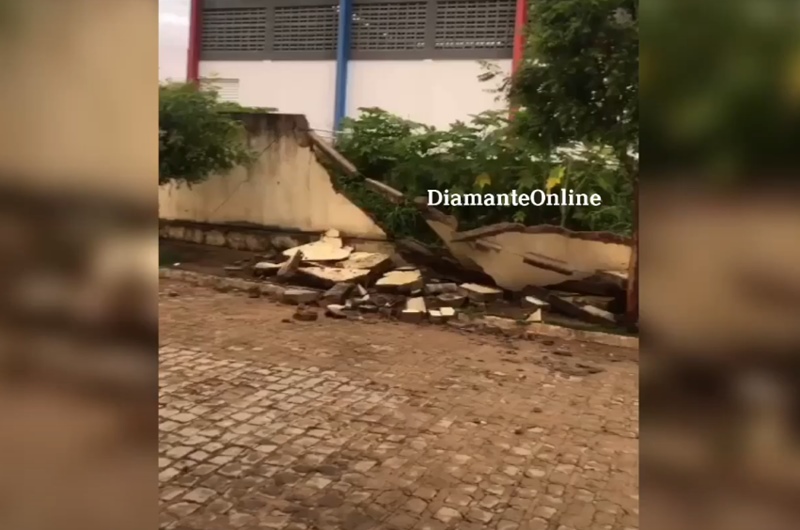 Chuva derruba muro de escola estadual em Santana dos Garrotes. VÍDEO