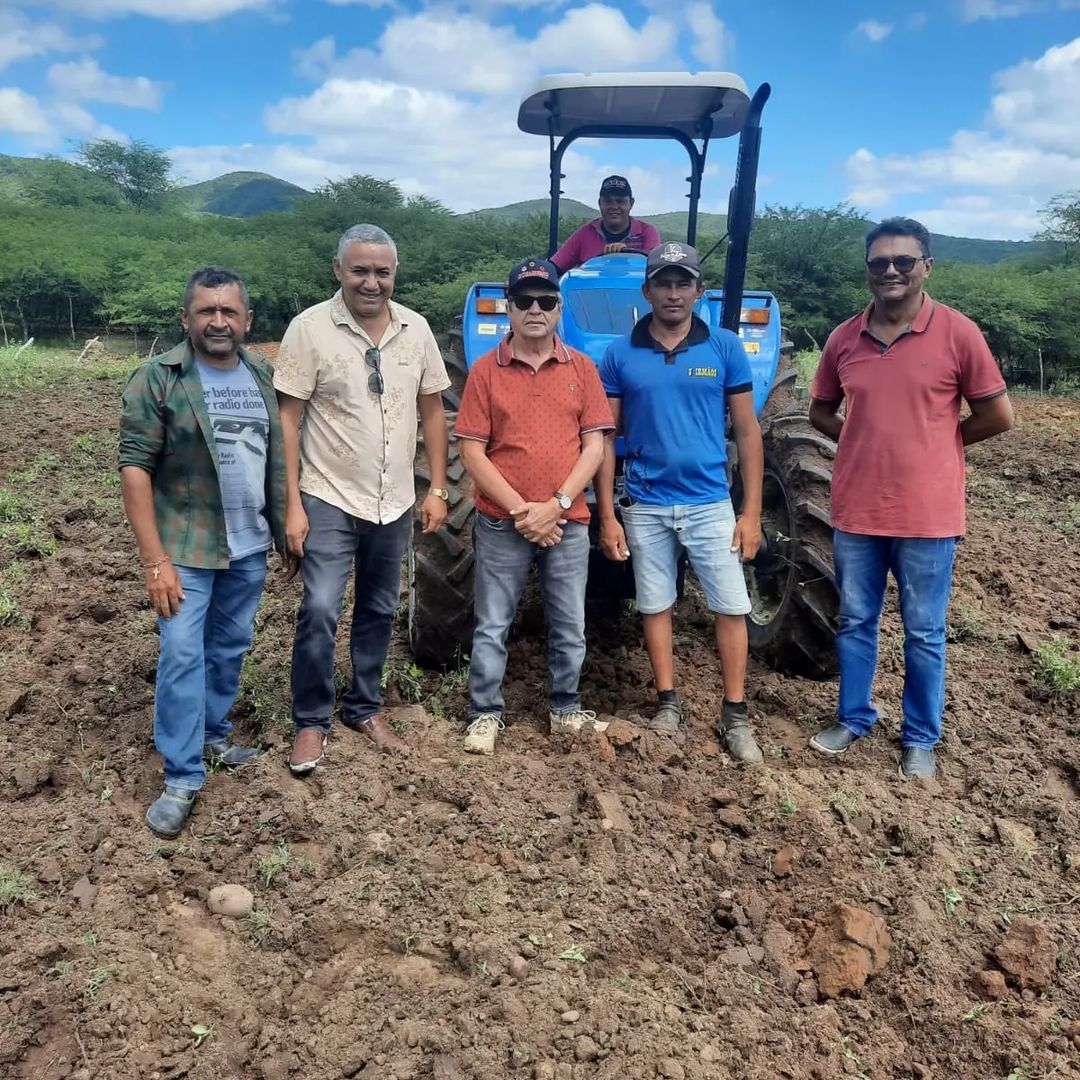 128 pequenas propriedades rurais já foram beneficiadas com corte de terra em Mãe d'água 
