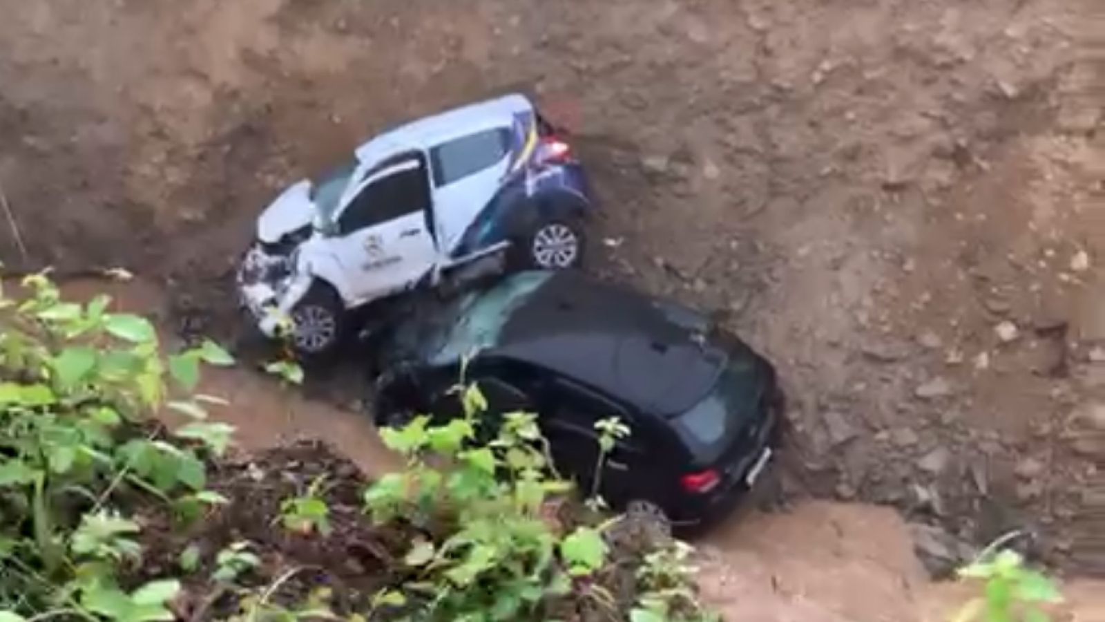 Dois carros caem dentro de cratera após asfalto se abrir na divisa entre Conceição e Mauriti-CE; Veja Vídeo