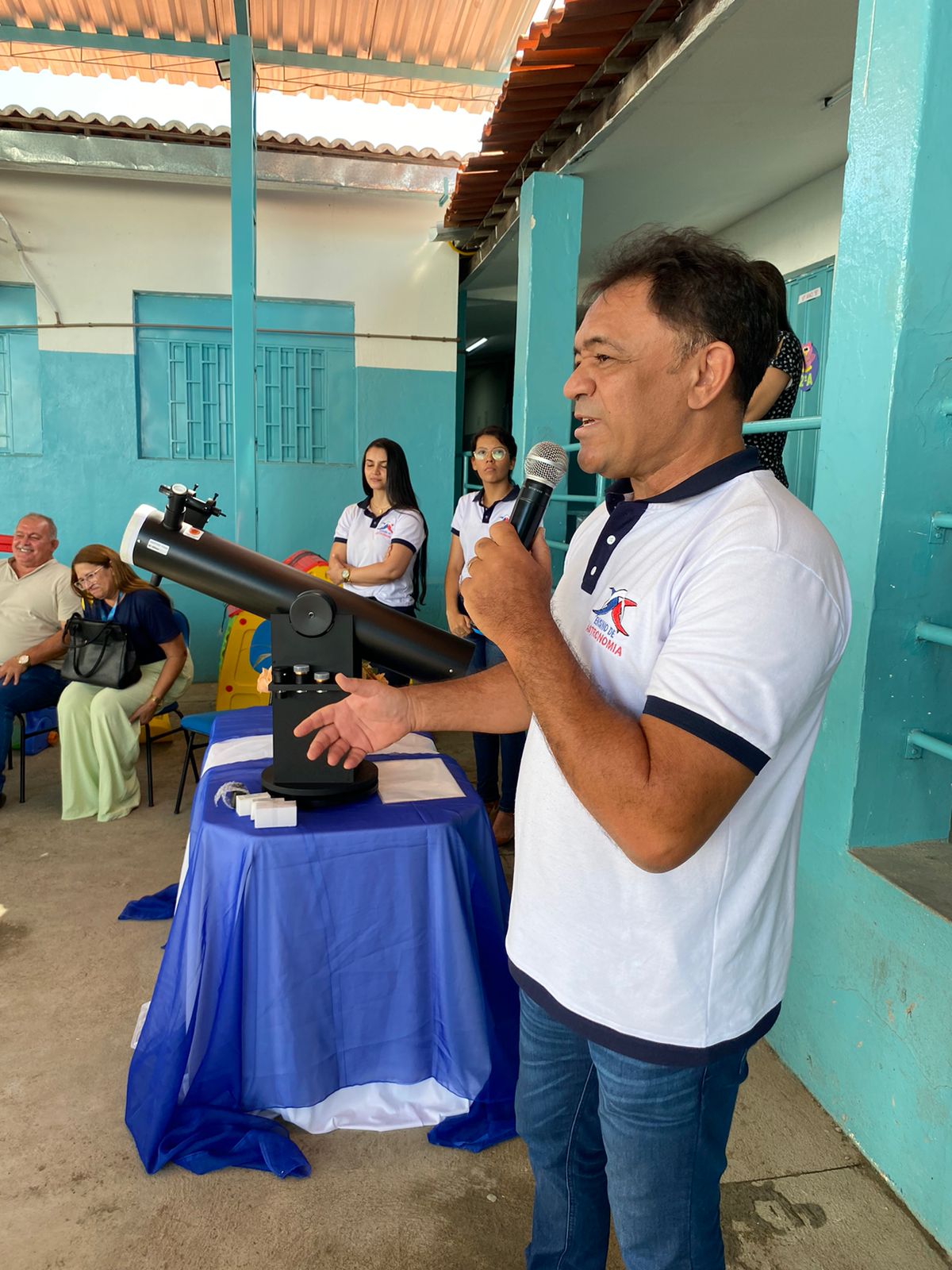 Alunos de escola municipal de Patos ganham telescópio doado por projeto idealizado pelo diretor do presídio de Esperança-PB