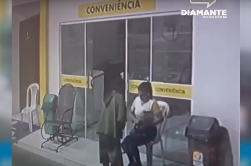 Homem assalta frentista de posto de combustíveis em Conceição. Veja vídeo