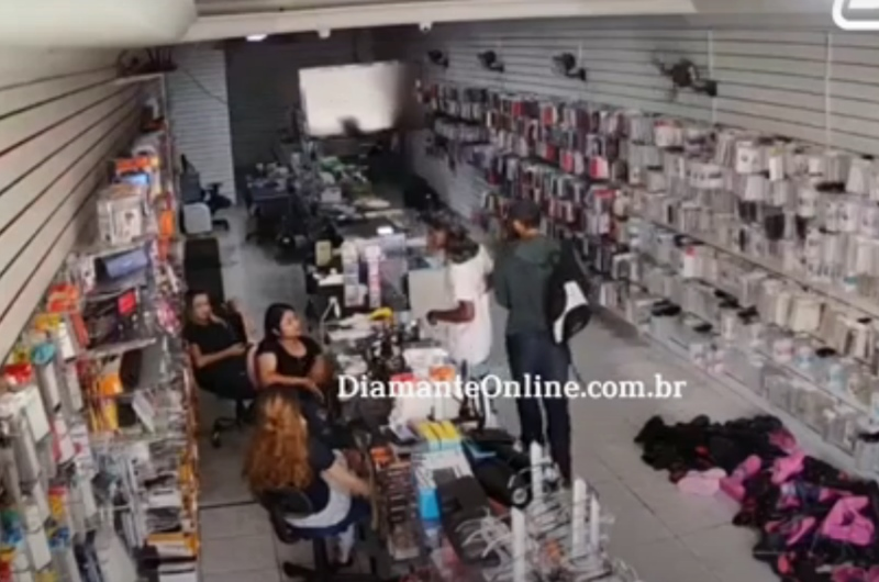 Dupla assalta loja de eletrônicos em Itaporanga. VÍDEO