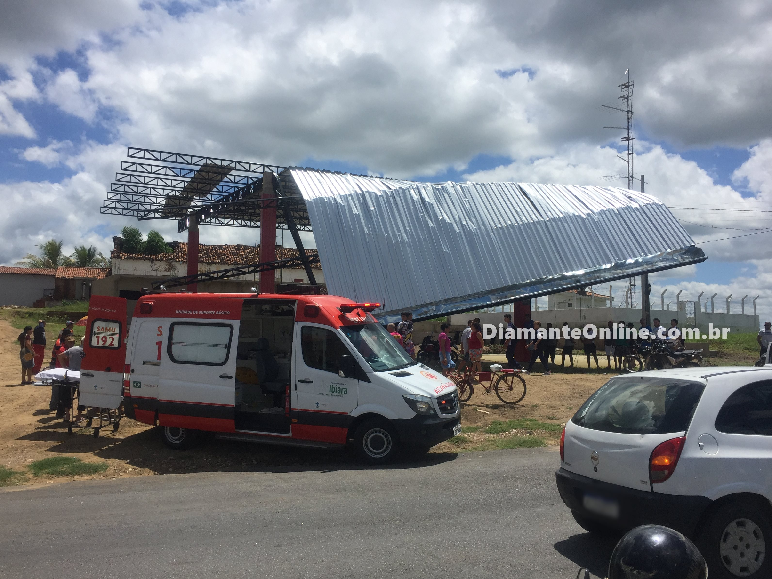Teto de posto de combustíveis desaba e deixa três feridos em Diamante. VÍDEO
