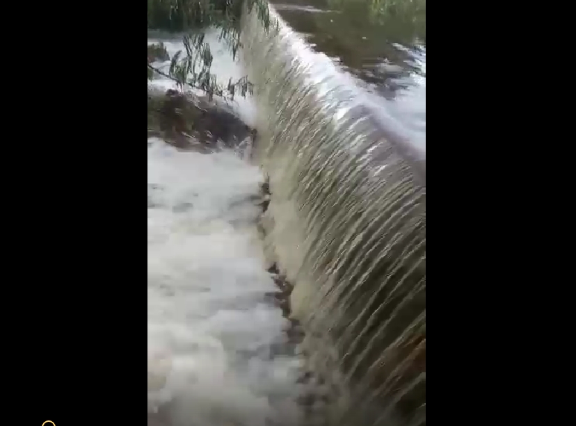 Chuva da tarde desta quarta-feira (29), provocou transbordamento do Açude do Tubarão. Veja as imagens