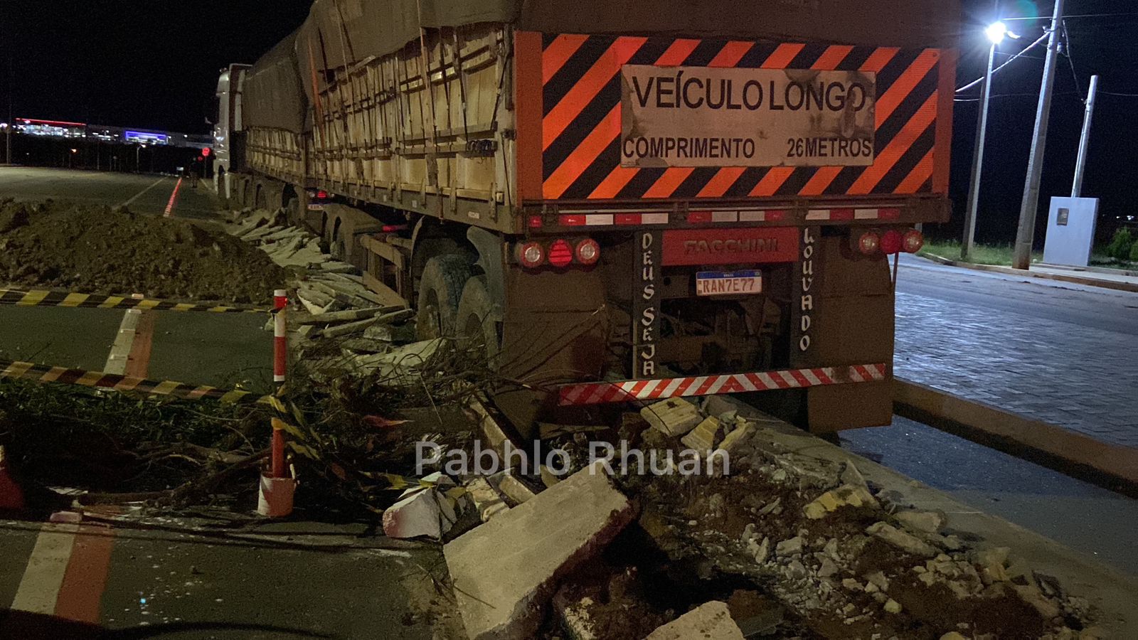 Exclusivo: Motorista de carreta sobe em calçada da Alça Sudeste, em Patos, na noite desta quarta-feira (29)