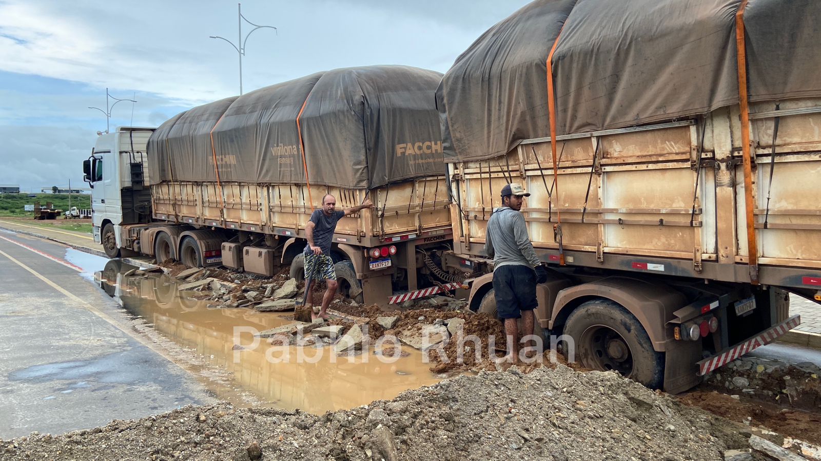 Carreta que subiu em calçada da Alça Sudeste, em Patos, segue presa no local; Vídeo