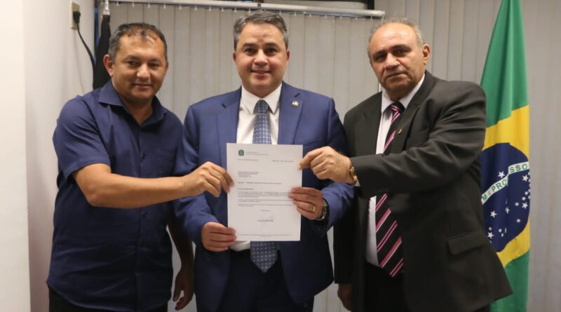 Em Brasília, Prefeito de Catingueira consegue Retroescavadeira para o município