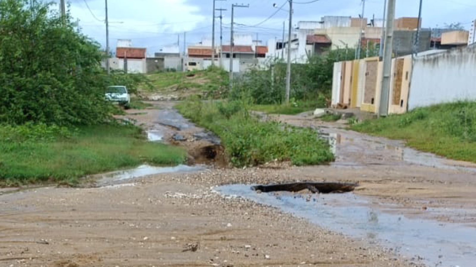 Moradora do Loteamento Ridete Leite de Lima, em Patos, faz apelo para solução de buracos; Gestão diz que equipes irão até o local