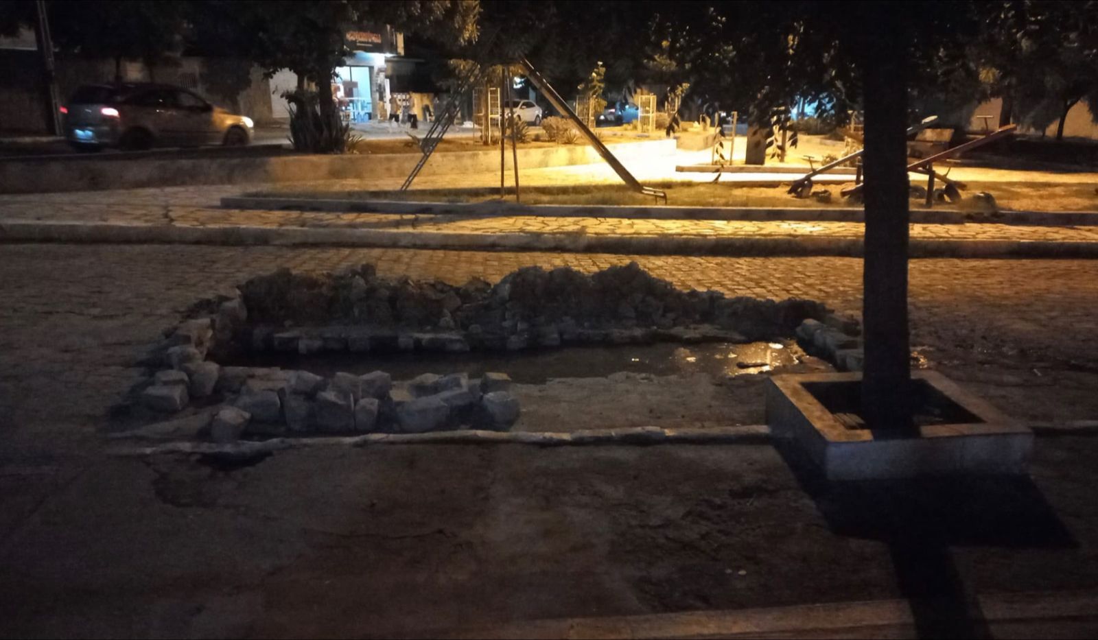 Moradora do bairro Belo Horizonte, próximo ao Batalhão, cobra providências para galeria estourada e diz que ratos estão saindo do local; gestão diz que atenderá demanda