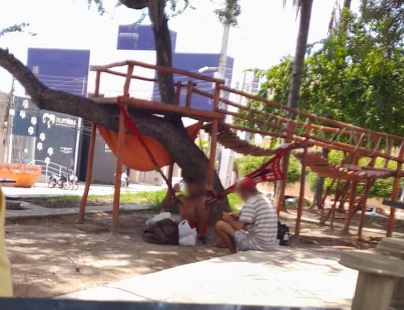 Homens armam rede e fazem bebedeira em parquinho da Praça do CEPA; secretário diz que vai solicitar apoio da Guarda Civil e da PM