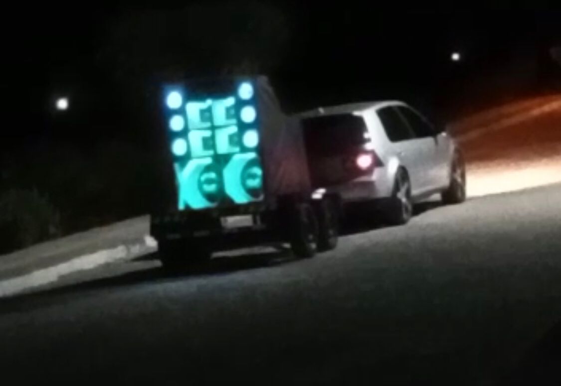 Moradores de Santa Gertrudes denunciam perturbação de sossego e relatam que homem saiu com paredão no máximo pelas ruas durante a madrugada deste domingo. VÍDEO