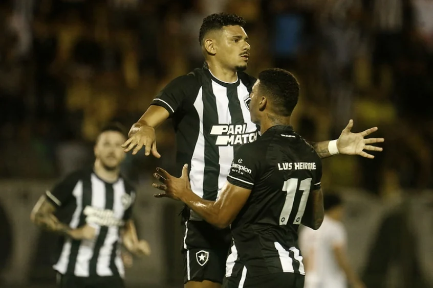 Botafogo joga mal, mas vence Audax de virada no jogo de ida da final da Taça Rio