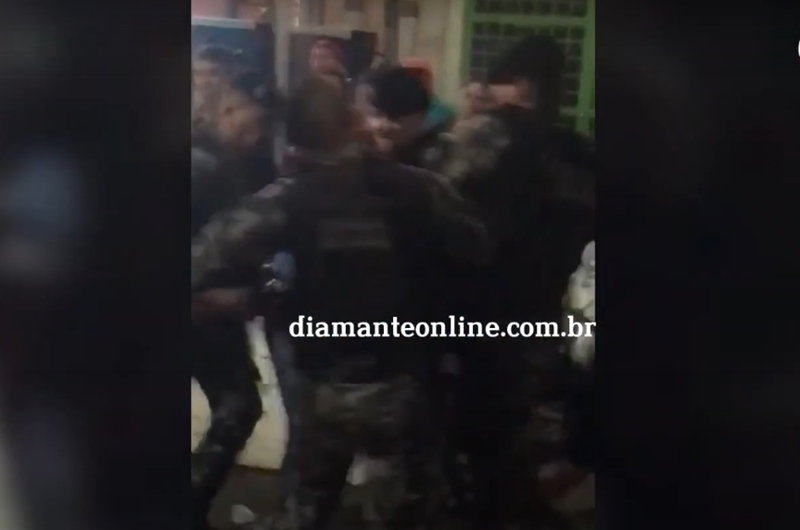 Jovem denuncia policiais por agressão durante festa em Pedra Branca; vídeo