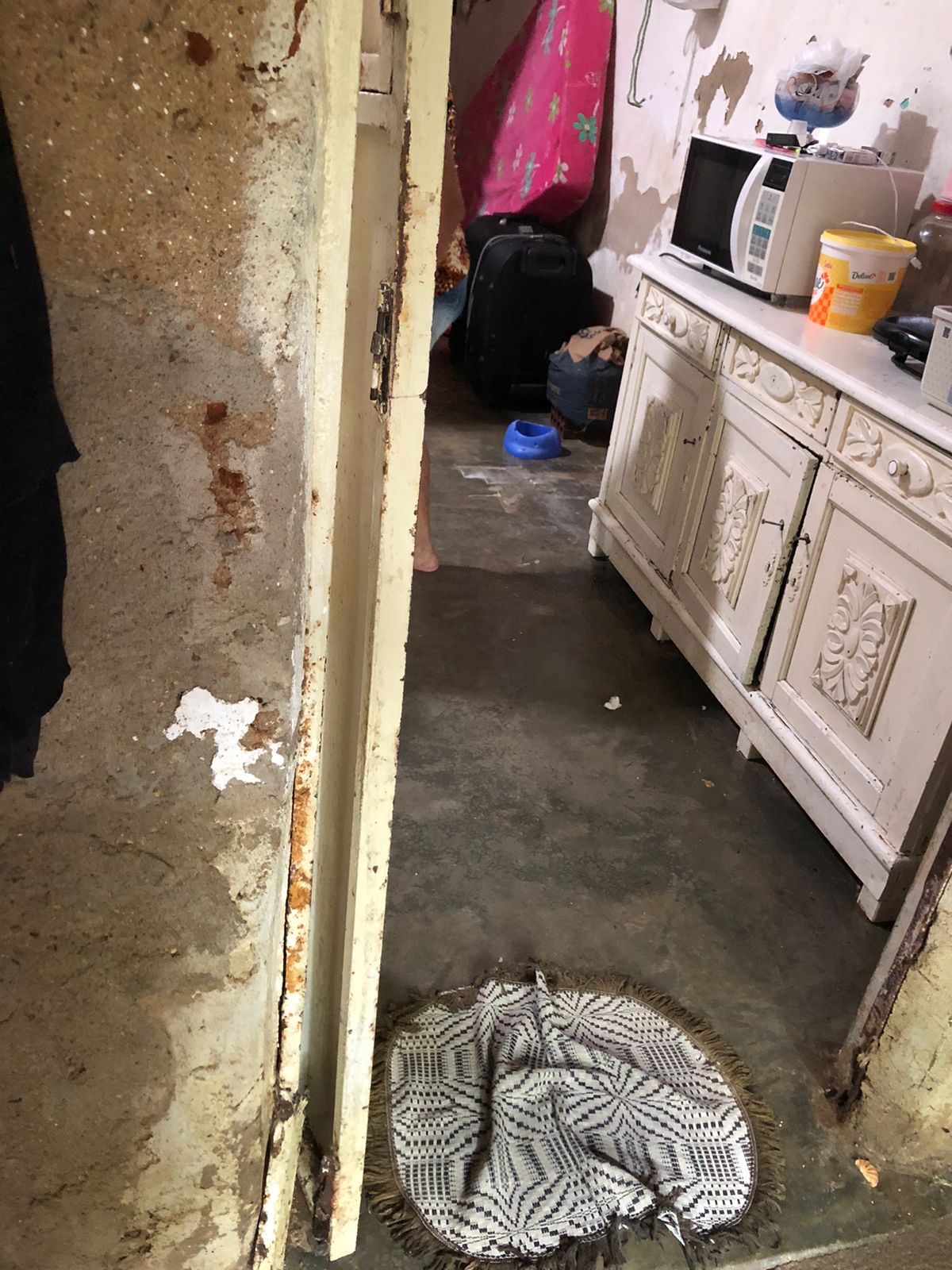 Vizinha pede ajuda para moradora que teve casa alagada pela água na madrugada desta terça-feira (04) e perdeu alimentos e roupas; Saiba como ajudar