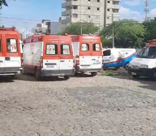 Hospital Regional de Patos volta a reter macas do SAMU devido a superlotação nesta terça-feira. Vídeo mostra quatro ambulâncias estacionadas