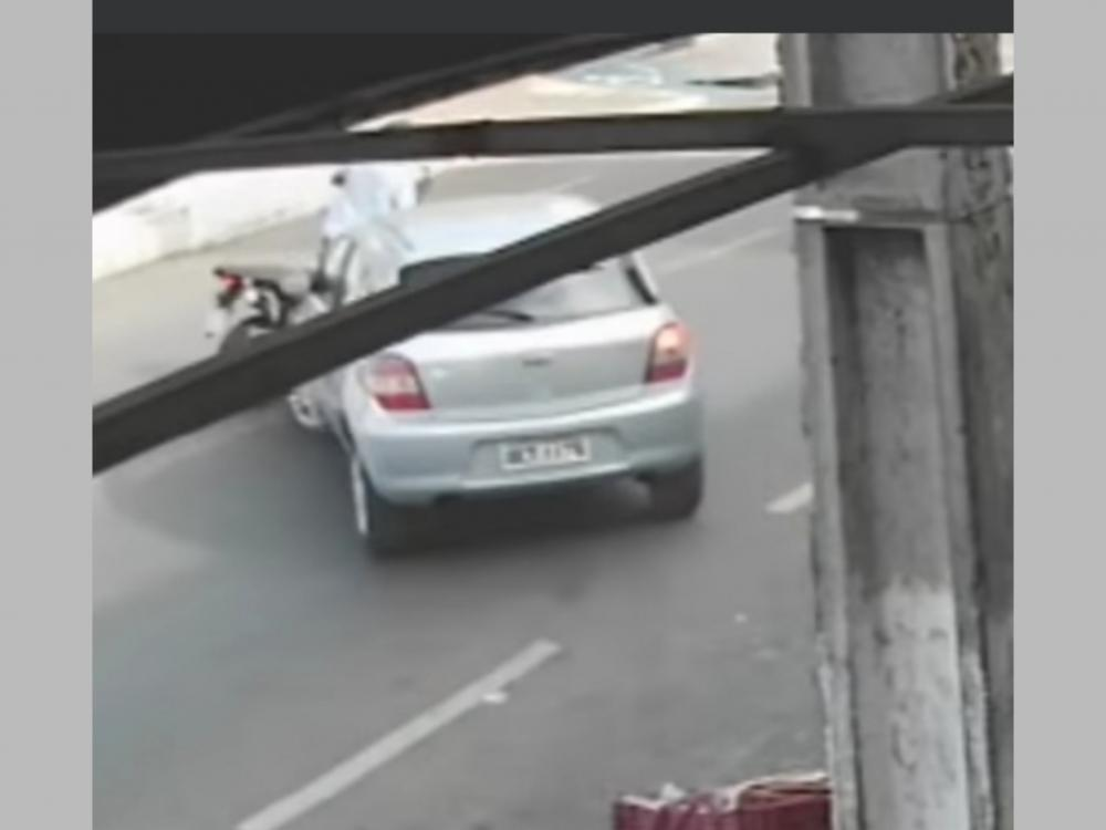 Acidente envolvendo moto e carro é registrado no centro de Teixeira e motociclista fica gravemente ferido. Vídeo