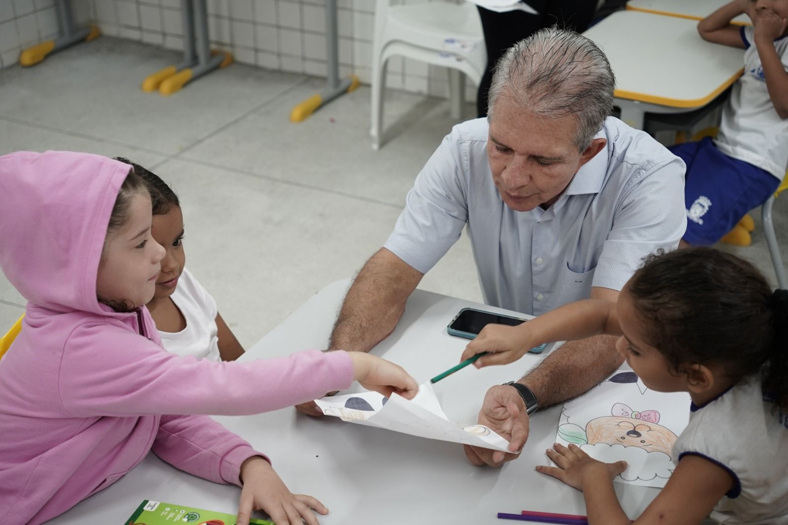Prefeitura de Patos inaugura primeira unidade do Centro de Educação Infantil e realiza entrega de novos kits escolares e fardamento para os alunos