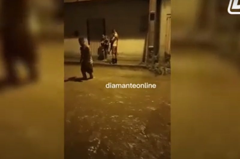 Em Itaporanga, bombeiros retiram família de casa após inundação. Veja vídeo