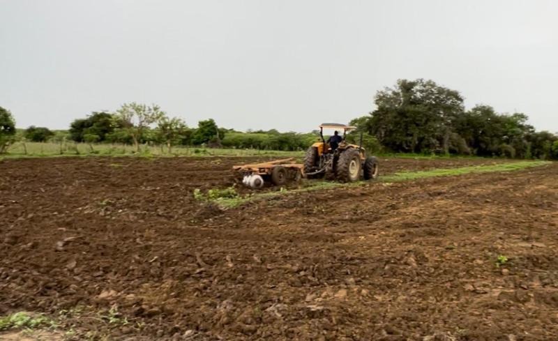 Secretaria de Agricultura de Patos conclui corte de terra nas comunidades rurais do município