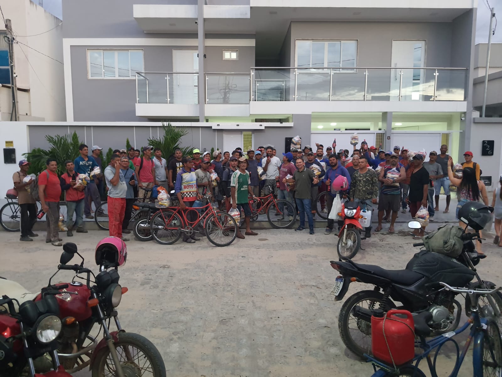 Empresário distribui mais de cem cestas básicas para funcionários na Semana Santa