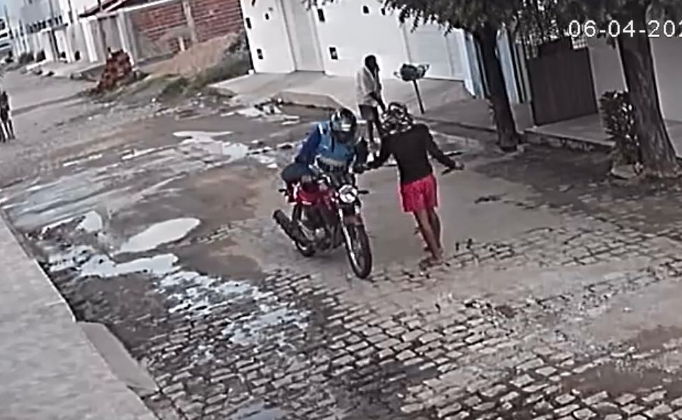 Mototaxista tem moto tomada por assalto na tarde desta quinta-feira (06), no bairro do Salgadinho, mas veículo é recuperado pela PM pouco tempo depois. VÍDEO