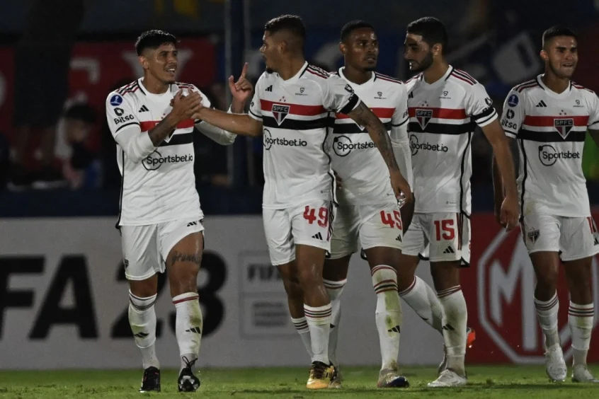 Erison desencanta, marca 2 e define vitória do São Paulo sobre Tigre em estreia na Sul-Americana