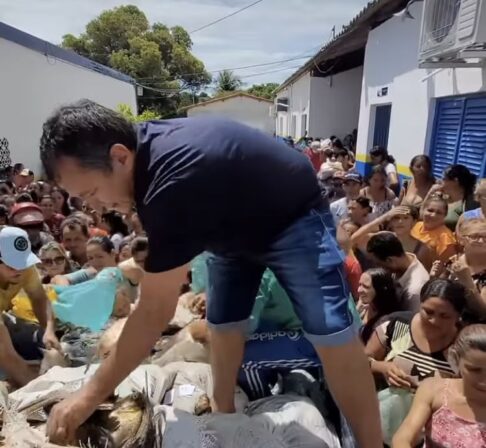 Prefeito de Catingueira distribui milhares de cestas básicas, 3 mil quilos de peixe e outros alimentos para população