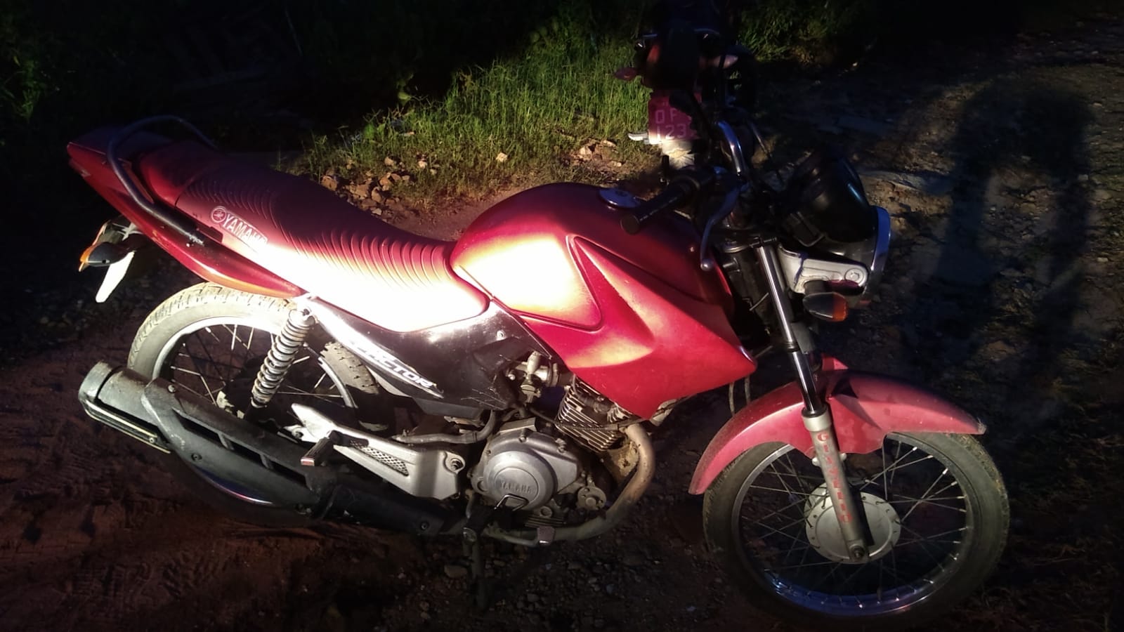 Polícia Militar recupera motocicleta roubada logo após o crime, em Patos
