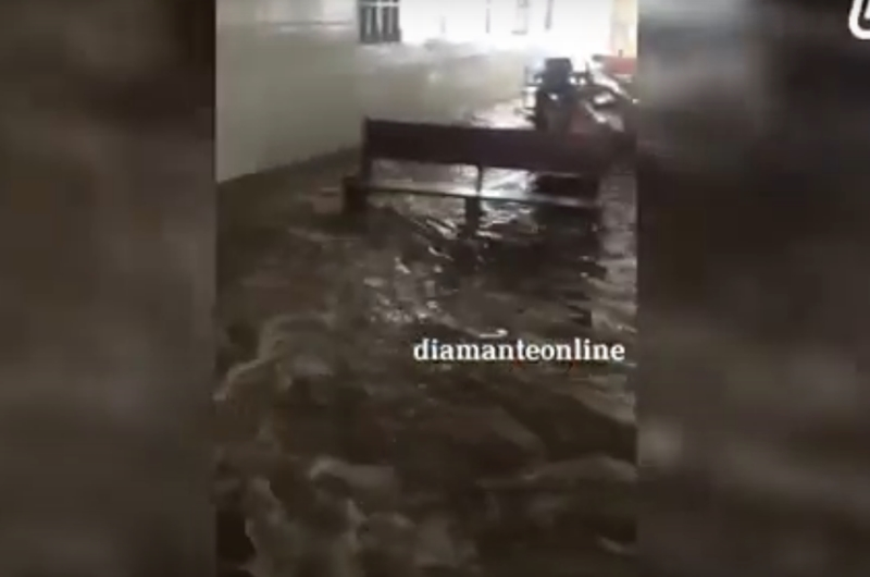 Forte chuva alaga ruas e invade igreja em Coremas. Veja vídeo