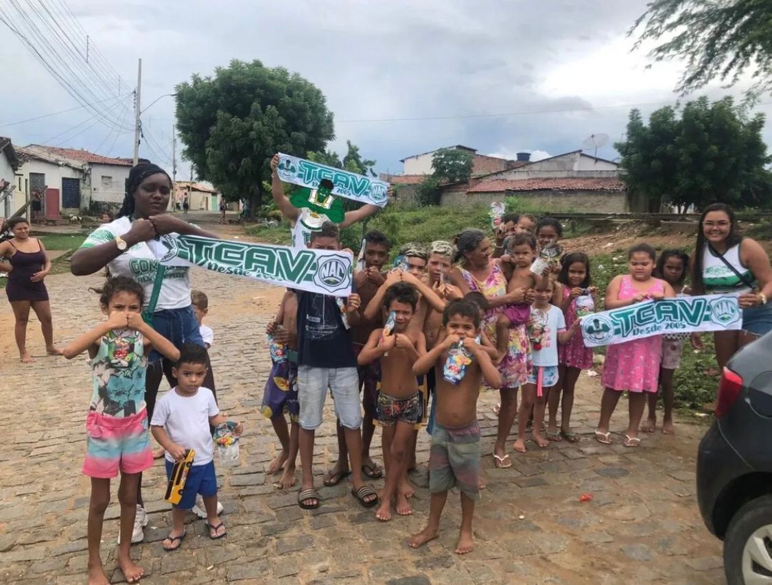 Torcida Comando Alviverde, do Nacional de Patos, realiza ação social de páscoa e distribui ovos para crianças das comunidades do Beiral, Placas, Morro e Santa Clara