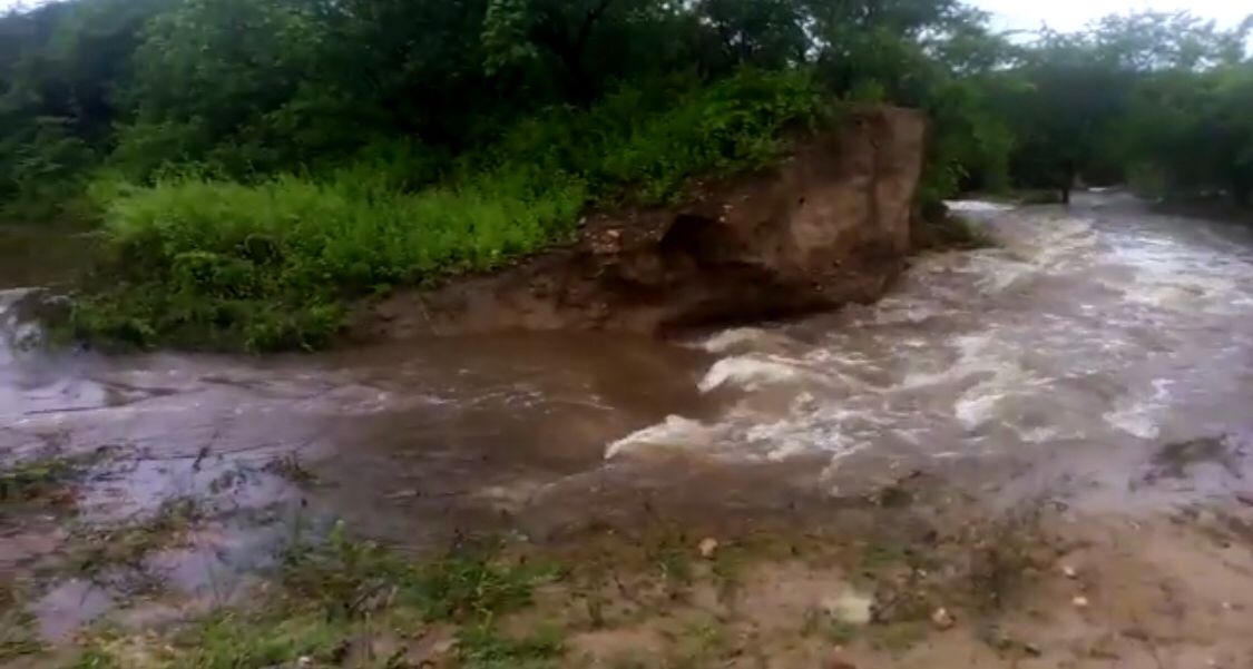 Forte chuva de sábado para domingo (09) provoca arrombamento de açude na zona rural de Emas. Veja vídeo