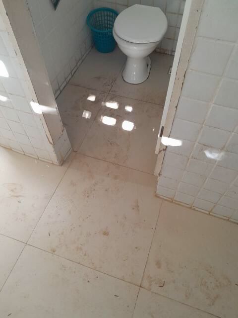 Alunos da ECIT Dr. Dionísio da Costa (Premen), em Patos, relatam falta de higiene nos banheiros e cobram providências. Veja imagens