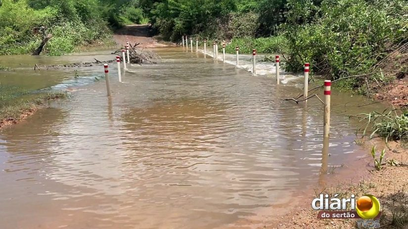 Homem é arrastado por rio e passa 8 horas agarrado a espinheiro até ser salvo, em Cachoeira dos Índios. VÍDEO
