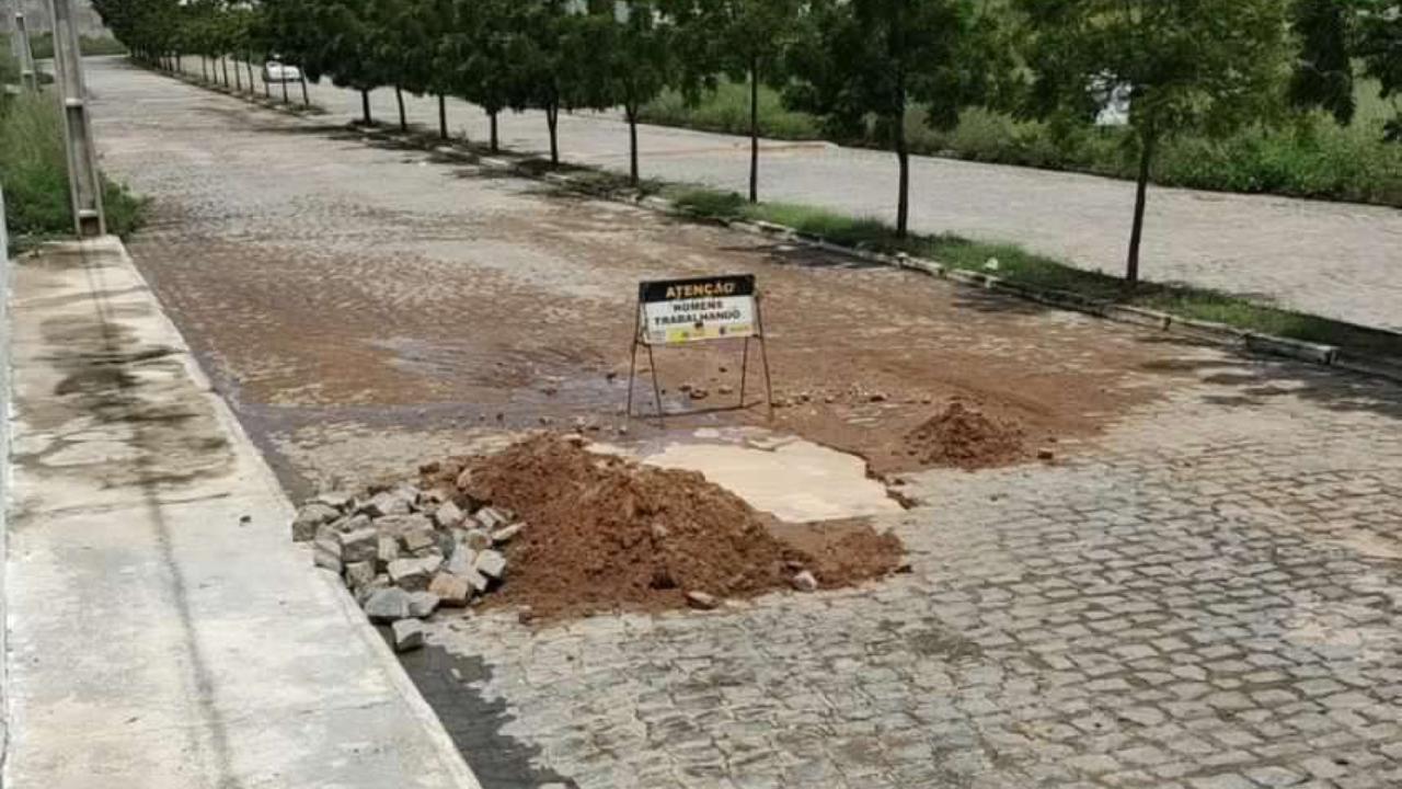 Moradora do Loteamento Campestre, em Patos, denuncia obra inacabada da Cagepa
