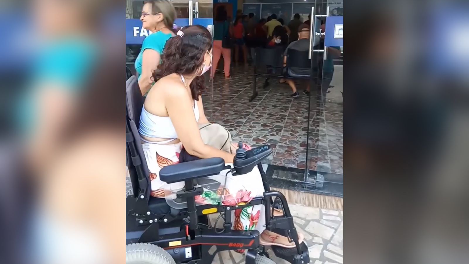 Popular registra cadeirante sem conseguir entrar na nova farmácia básica de Patos por falta de rampas de acessibilidade; Veja Vídeo
