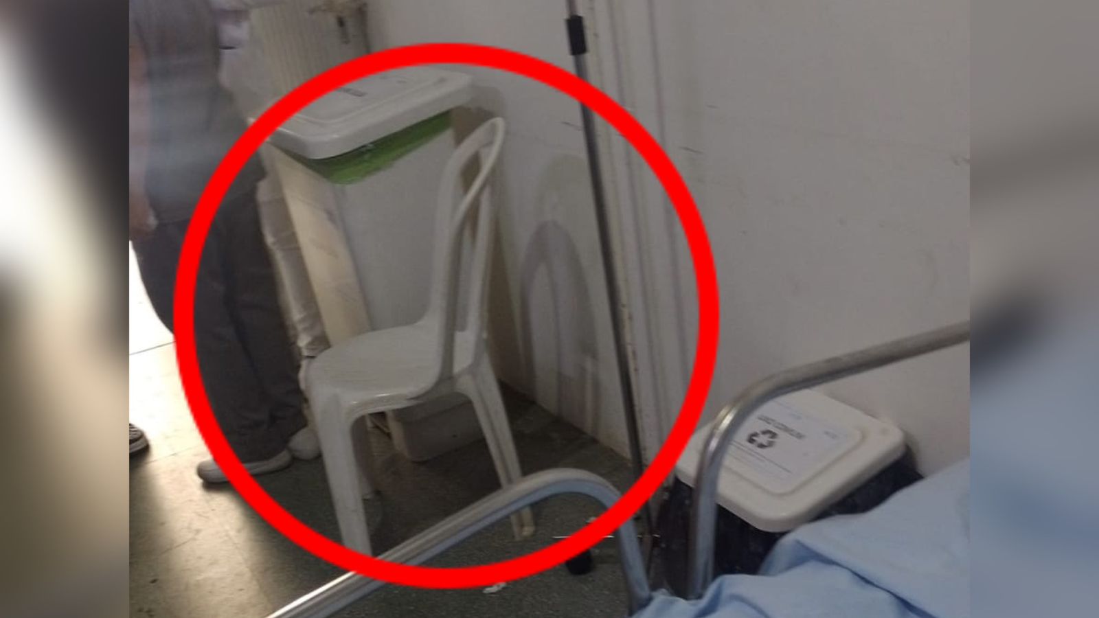 Acompanhante de paciente no Hospital Regional de Patos relata que cadeiras oferecidas para pernoitar não têm conforto; Unidade diz que cadeiras acolchoadas foram recolhidas para conserto