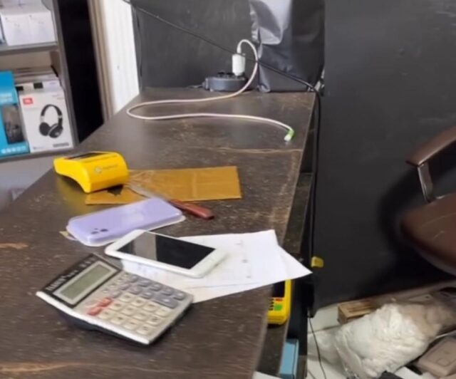 Bandidos armados assaltam loja no centro de Teixeira e deixam funcionários amarrados