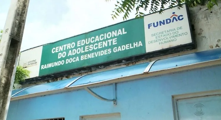 Adolescente que ameaçou pegar arma de vigilante em Escola Estadual no bairro do Jatobá, em Patos, será transferido para o CEA de Sousa. VÍDEO