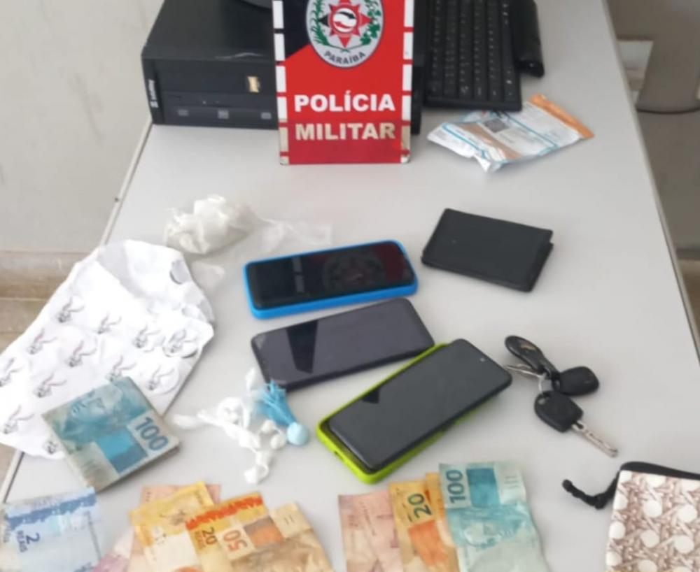Polícia Militar prende homem por tráfico de drogas, em Teixeira