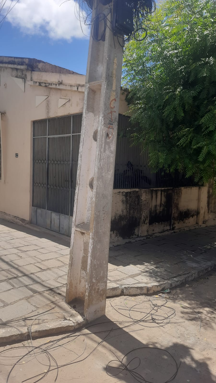 Moradores do Jardim Queiroz pedem solução para emaranhado de fios de internet e telefonia soltos em poste após incêndio; Energisa diz que realizou serviços no local e notificará empresas